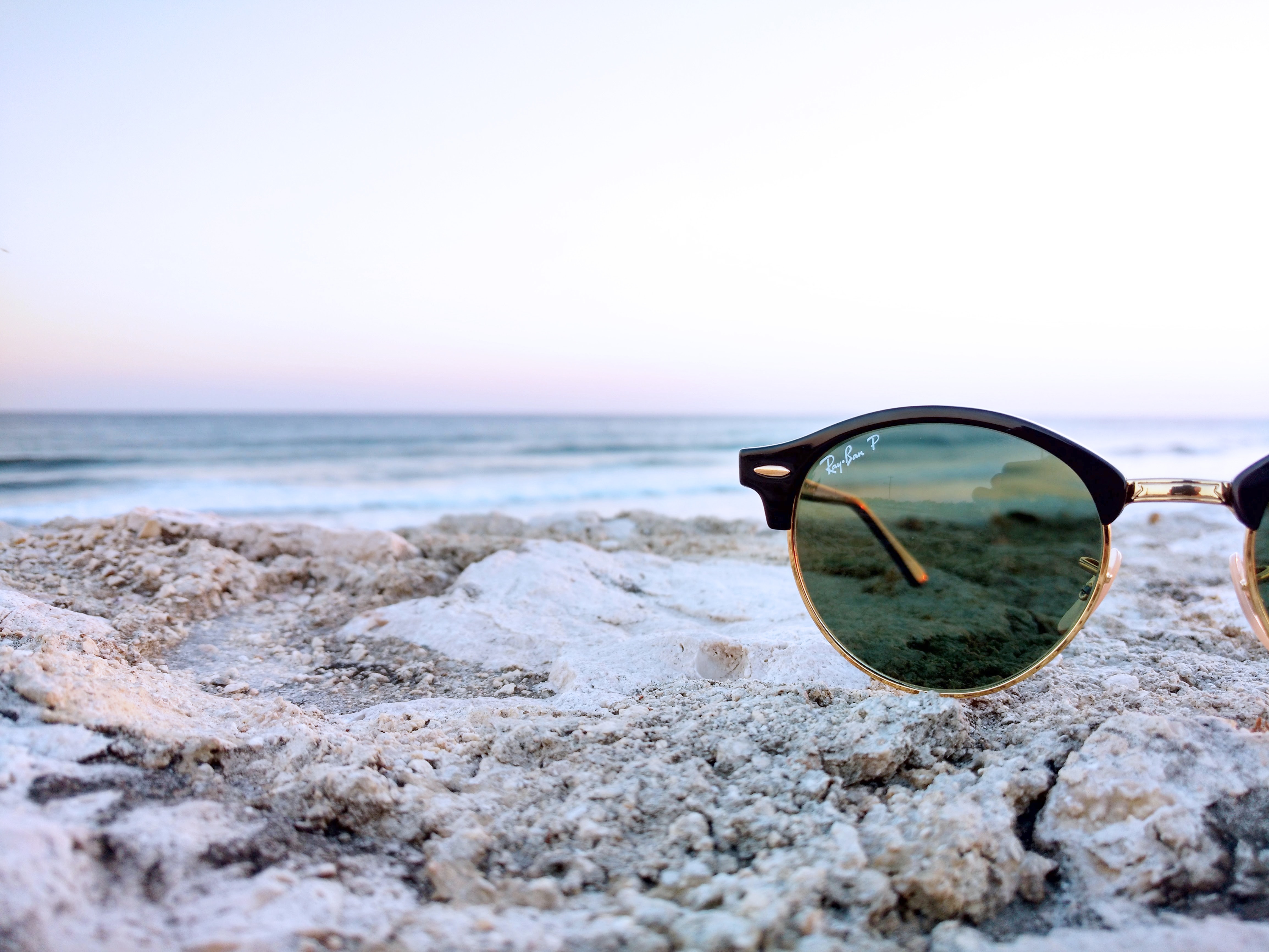 Photo lunettes de soleil ray-ban à la plage